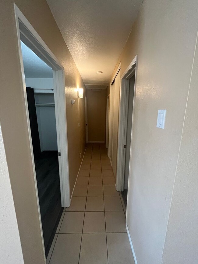 Building Photo - 3 Bedroom 2 Bathroom Home!