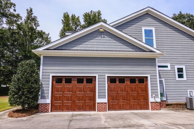 Foto del edificio - DEPOSIT FREE OPTIONS!! 5 Bedroom 2.5 Bath ...