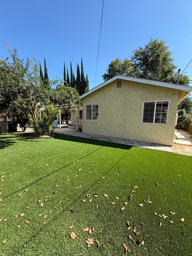 Foto principal - 19148 Saticoy St
