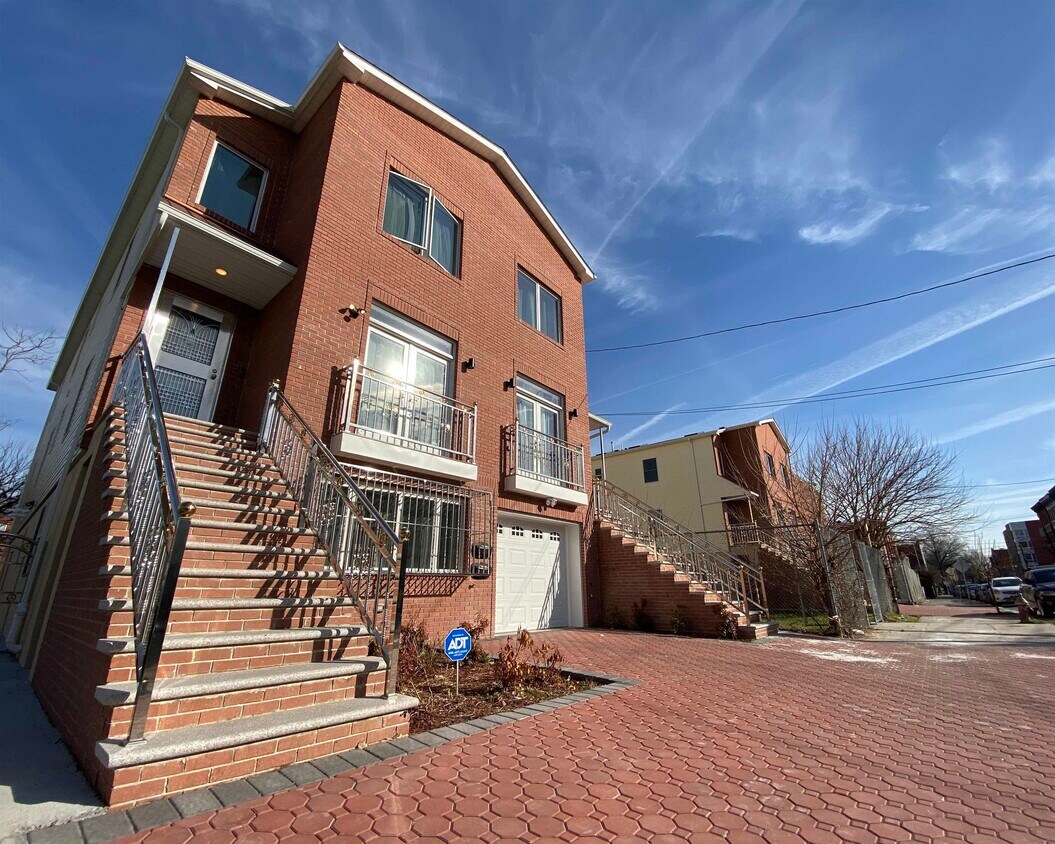 Primary Photo - 86 Oak St