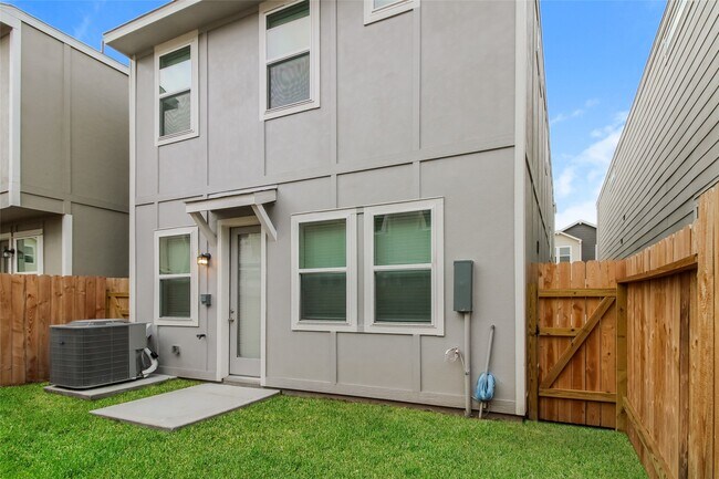 Foto del edificio - 9813 Falling Fern Ln