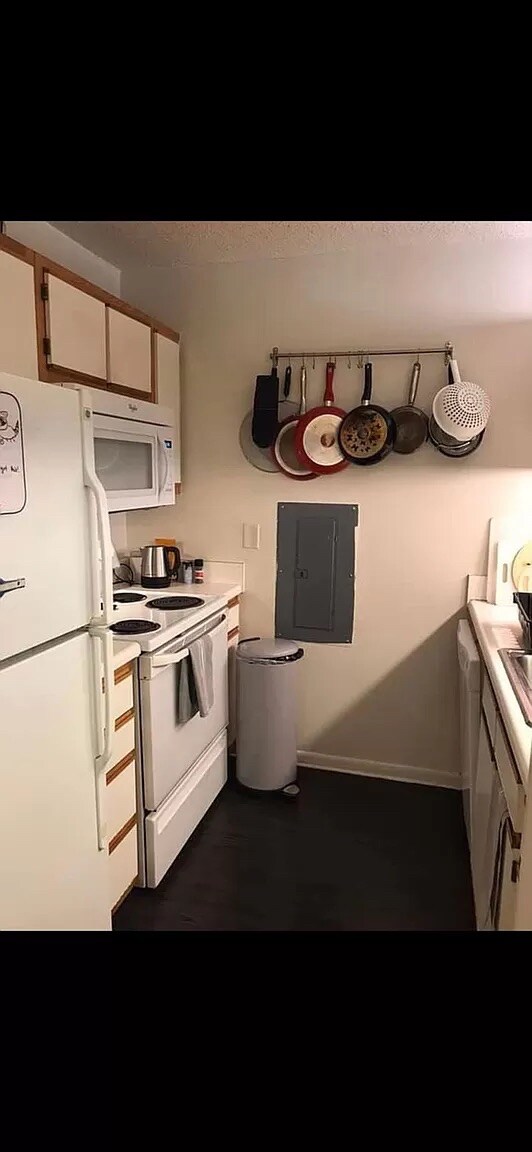 Foto del edificio - Room in Condo on University Ct
