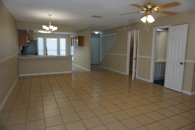Building Photo - 3 bedroom 2.5 Bathroom townhome with fence...