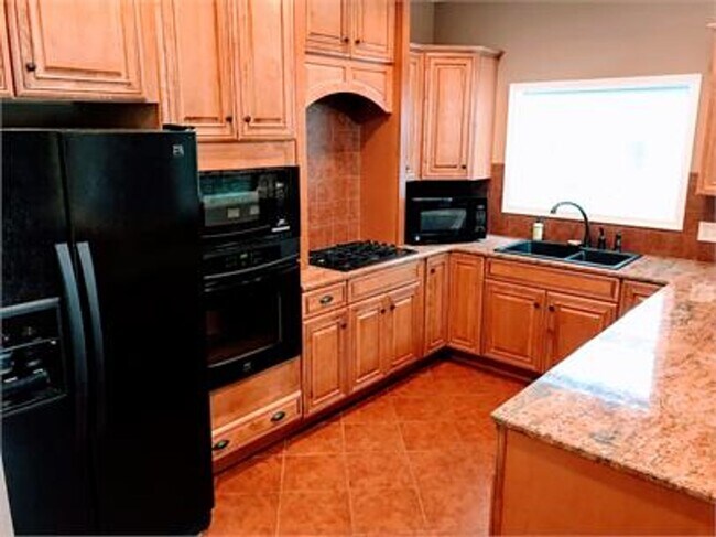 Building Photo - Townhouse in Forest