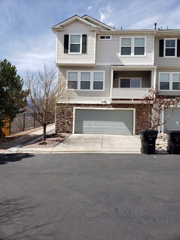 Foto principal - Beautifully maintained corner unit townhome!