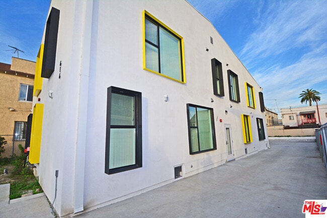 Building Photo - 618 N Alexandria Ave