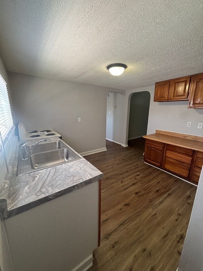 Building Photo - 1 Bedroom Apartment