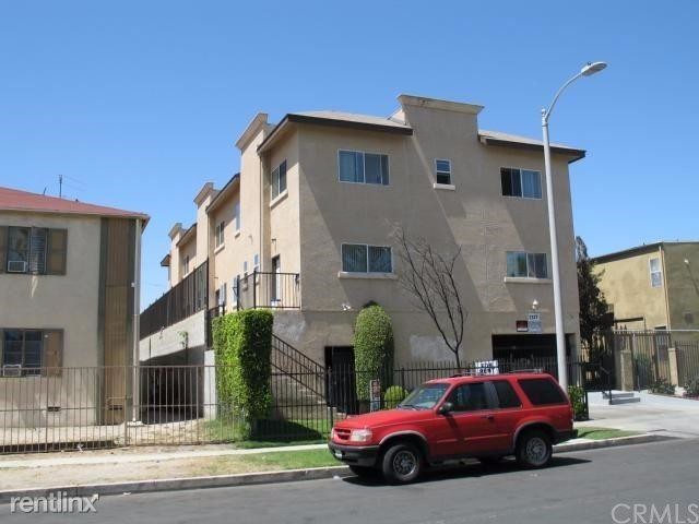 Foto del edificio - 7327 Bakman Ave