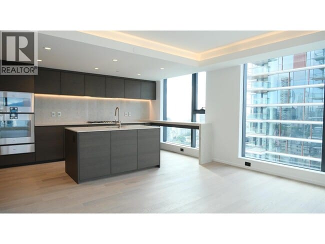 Building Photo - 1408 Robson St