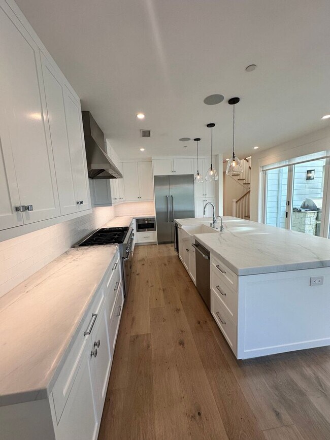 Foto del edificio - Gorgeous 3 Bedroom 3 Bath For Lease in Corona Del Mar