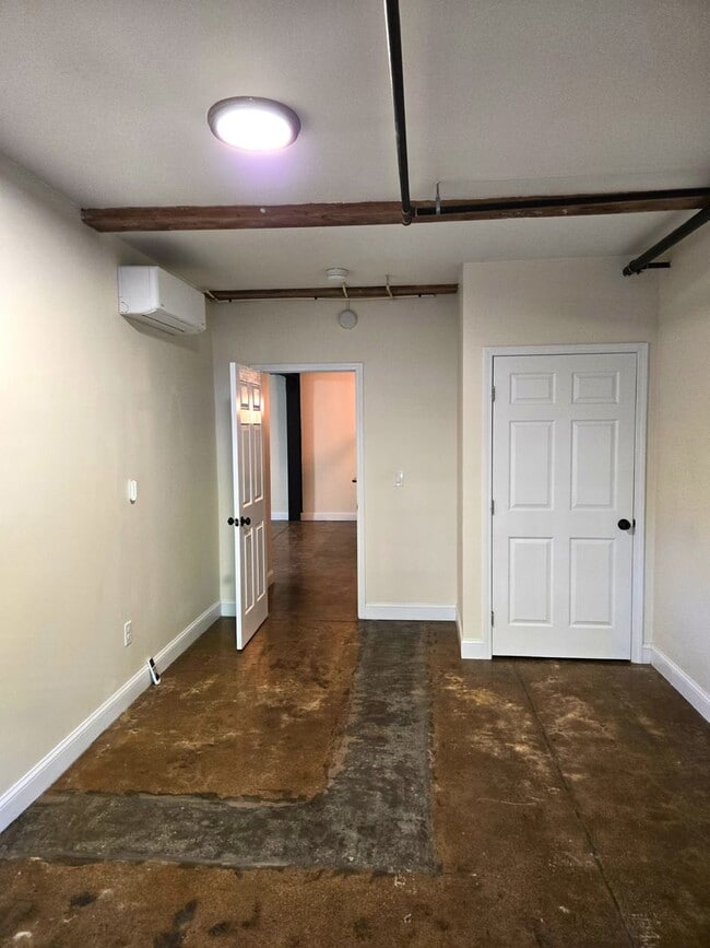 Building Photo - 548 Roosevelt Ave