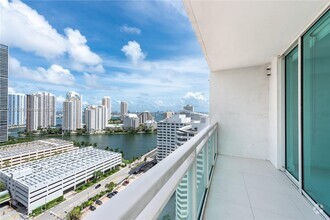 Building Photo - 950 Brickell Bay Dr