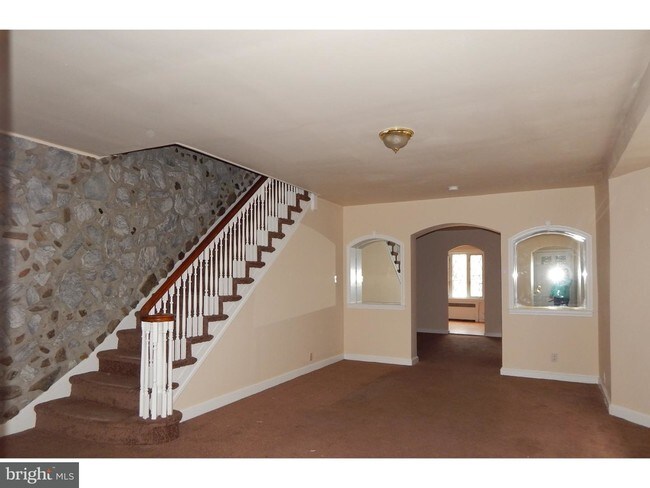 Foto del edificio - 5714 Woodbine Ave