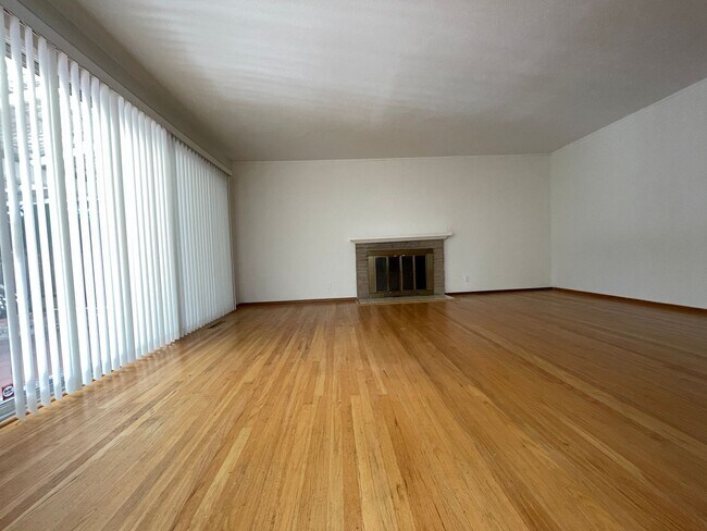 Foto del edificio - SANTA CLARA - 4 bedroom home with hardwood floors