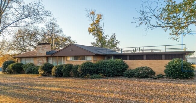 Building Photo - 909 Harrison Pike