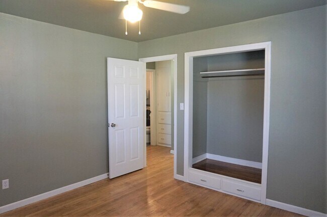 Foto del edificio - 2 Bed 1 Bath 1 Car Garage in the Village R...
