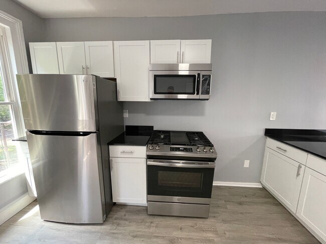 Building Photo - 192 Lander St