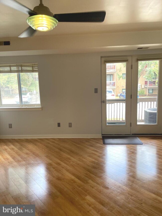 Foto del edificio - 3906 Eastview Ln