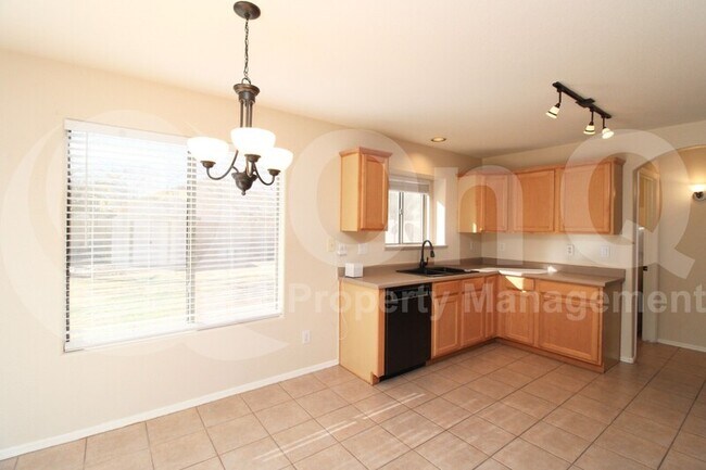 Building Photo - 1747 E Los Alamos St