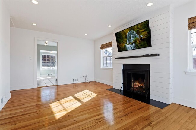 Building Photo - 2237 Broadmoor St S