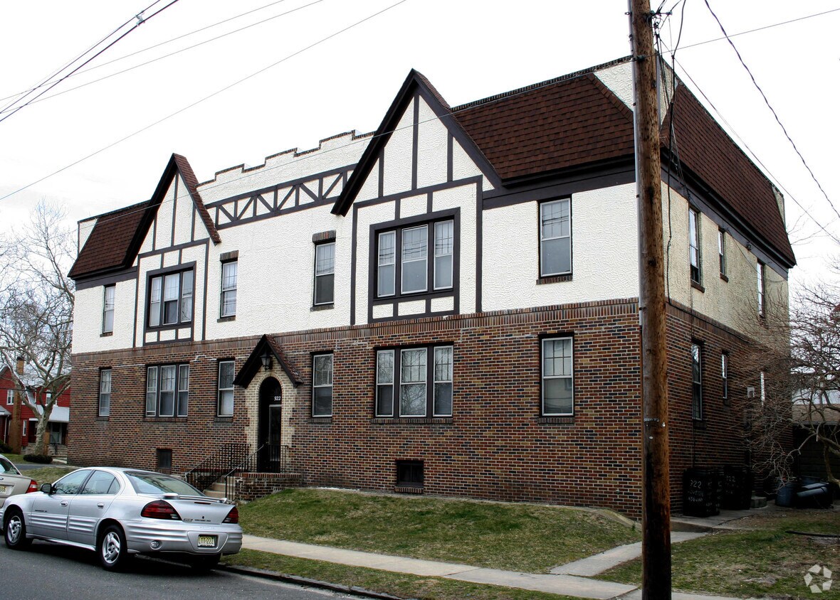 Building Photo - 922 4th Ave