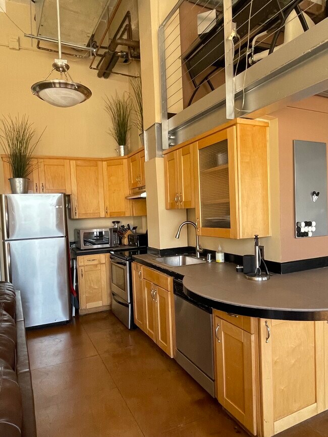 Building Photo - 108 W 2nd St