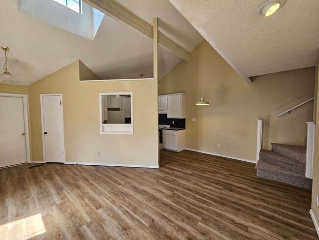 Foto del edificio - West Norman Townhome Available NOW!