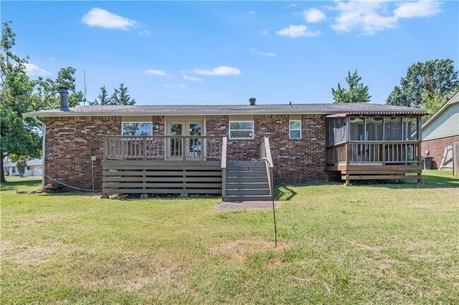 Building Photo - 811 S Riviera Dr
