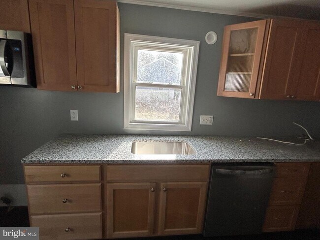 Building Photo - 234 W 7th St