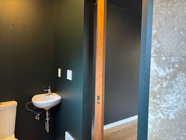 Building Photo - Bright & Modern End-Unit Townhome in Prime...
