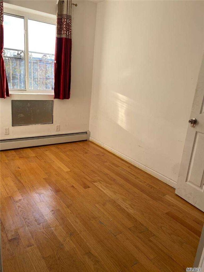 Foto del edificio - 77-16 Woodside Ave