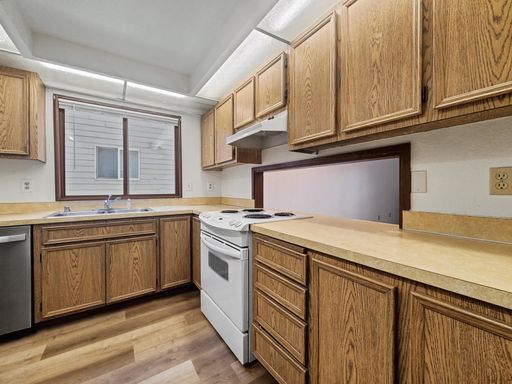 Building Photo - AVAILABLE NOW! Spacious Kingsgate Home with New Flooring & Appliances