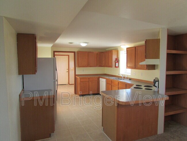 Building Photo - 510 S Circle Dr
