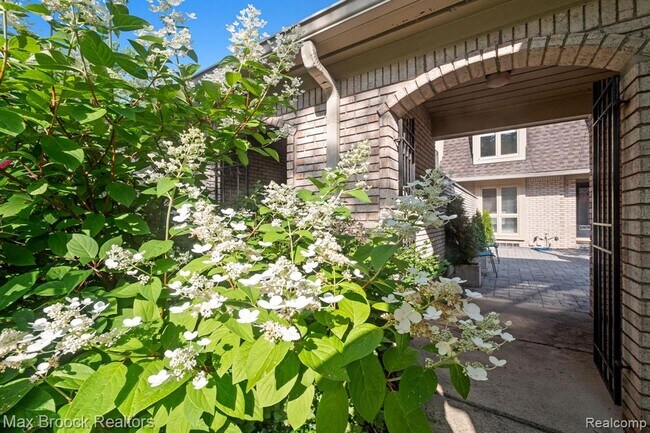 Foto del edificio - 1125 Meadowglen Ct