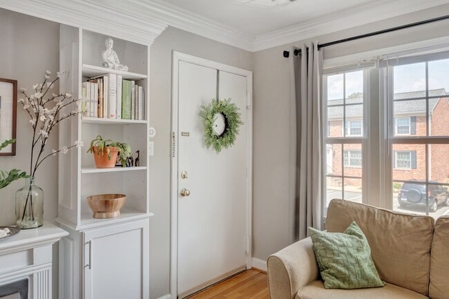 Building Photo - Beautifully Updated Hessian Hills Condo