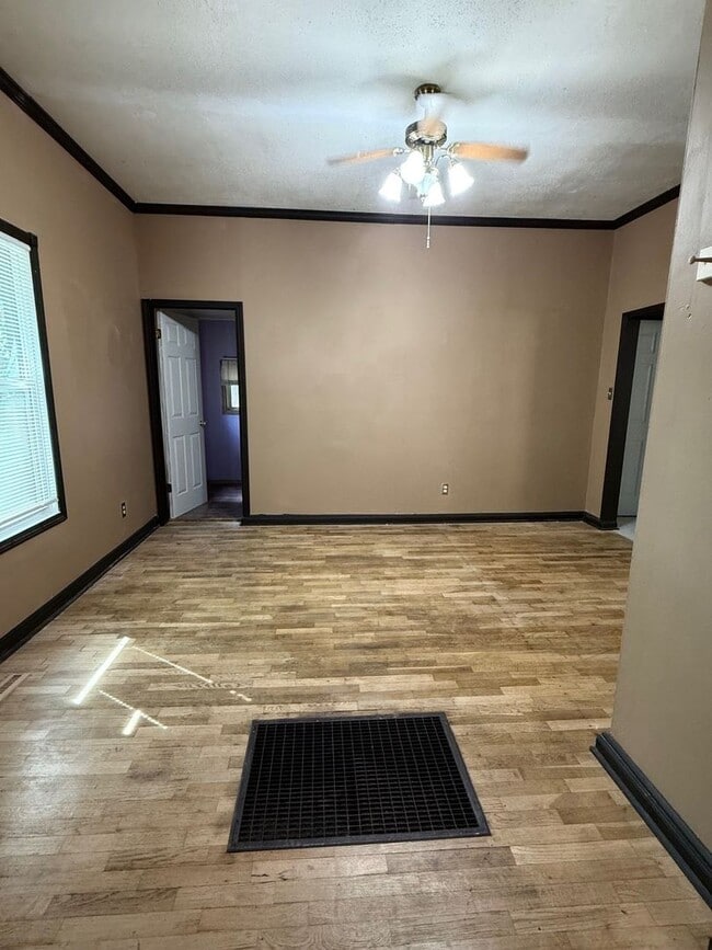Building Photo - Quaint 2-Bedroom Bungalow Near Ft. Riley!