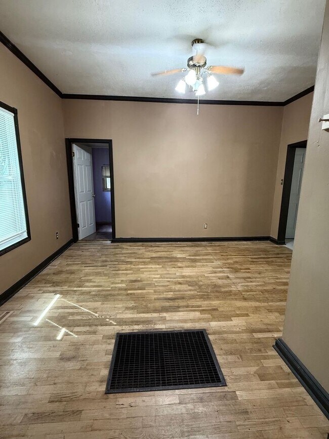 Foto del edificio - Quaint 2-Bedroom Bungalow Near Ft. Riley!