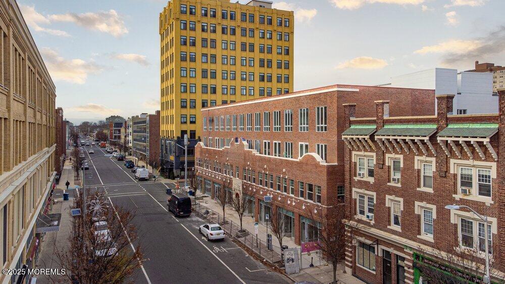 Foto del edificio - 527 Bangs Ave