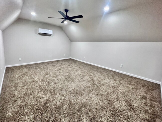 Foto del edificio - $1,850 Blackstone & Sierra, 2 Bed Condo + ...