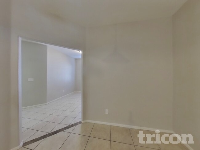 Foto del edificio - 6613 W Miami St