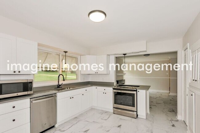 Building Photo - 3 Bed 2 Bath, Pet-friendly Home Near Parkw...