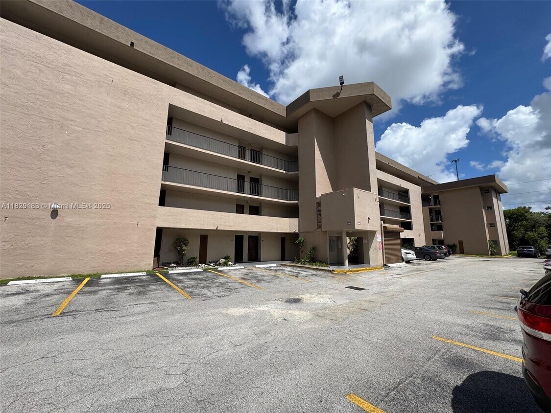 Foto principal - 816 NW 87th Ave