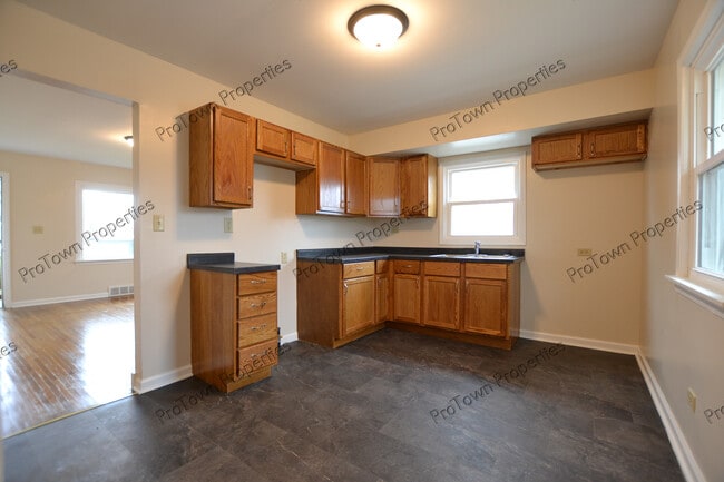 Building Photo - 205 Algonquin St