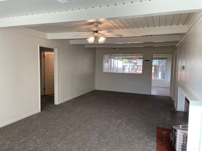 Family room - 2353 Laredo Rd