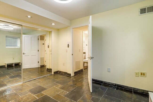 Foto del edificio - Brilliant Basement Condo Near H Street! - ...