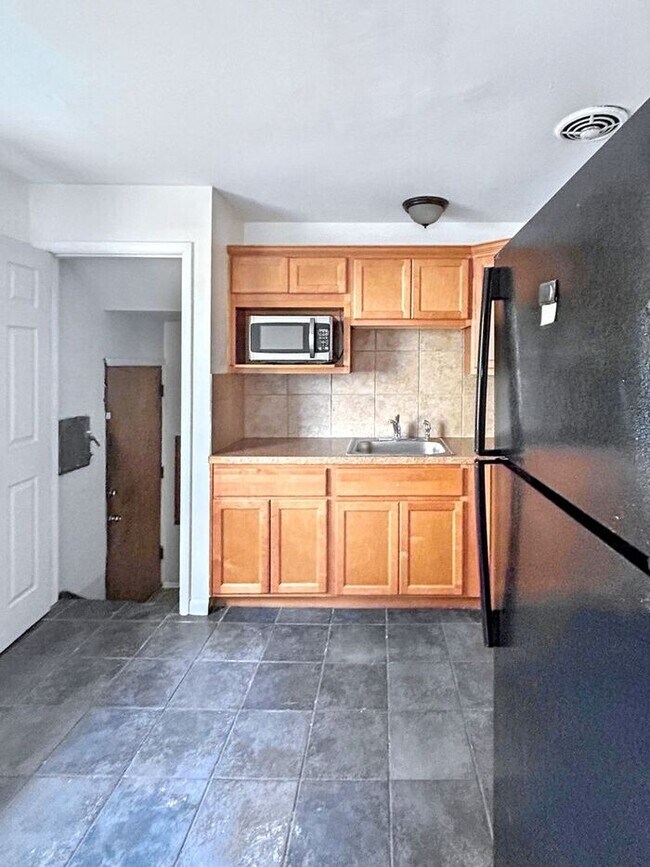 Building Photo - Charming 3-Bedroom Home with Natural Light...