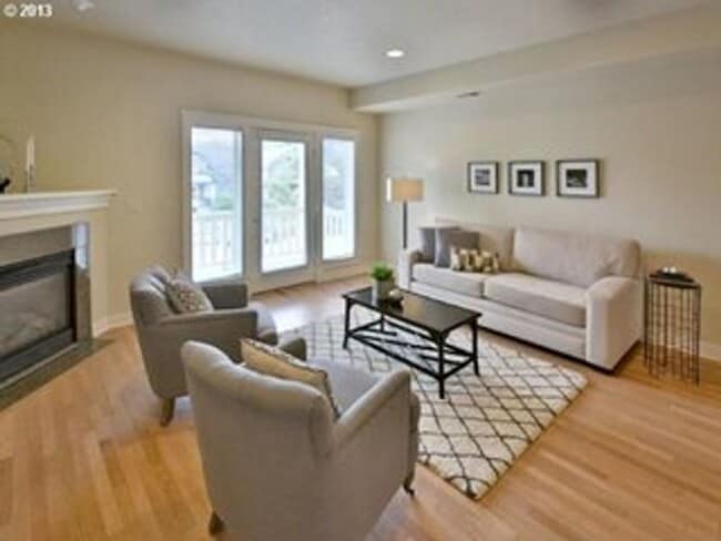 Building Photo - Prime Location, Overlook Townhome!