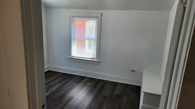 Bedroom - 424 E Mulberry St