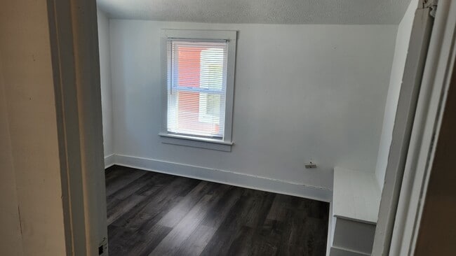 Bedroom - 424 E Mulberry St