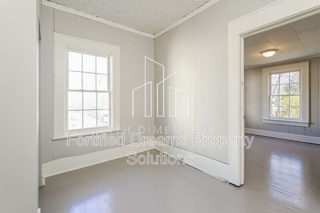 Building Photo - 1735 Longview Dr